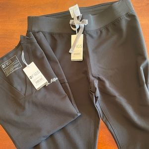 NWT Figs Scrub Set Livingston Basic Pant with Casma Three Pocket Top Black Small
